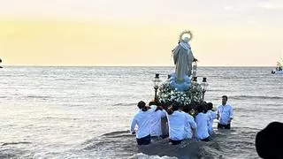 EN IMÁGENES: La Virgen del Carmen se sumergen en las aguas del Cantábrico en Salinas