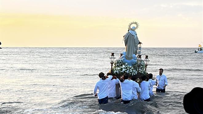 EN IMÁGENES: La Virgen del Carmen se sumergen en las aguas del Cantábrico en Salinas