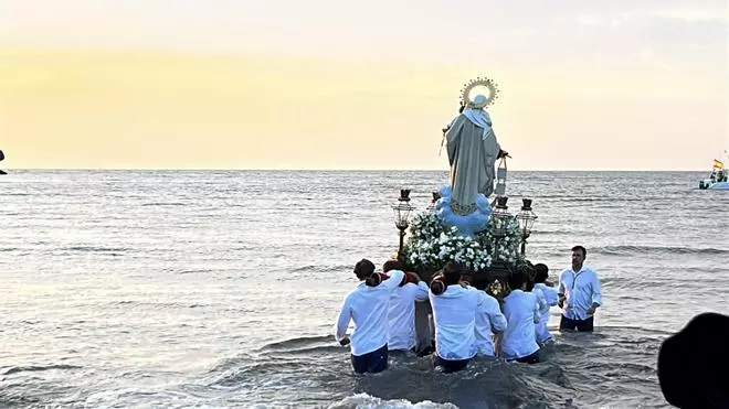 EN IMÁGENES: La Virgen del Carmen se sumergen en las aguas del Cantábrico en Salinas