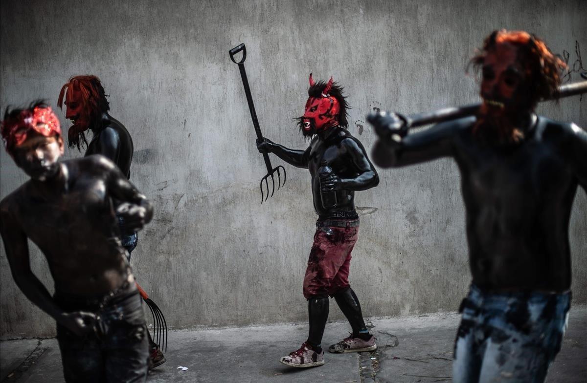 La comunidad de San Nicolás de los Ranchos en el estado de Puebla, México, se pintan el cuerpo con aceite para participar en el desfile y baile del tradicional carnaval.