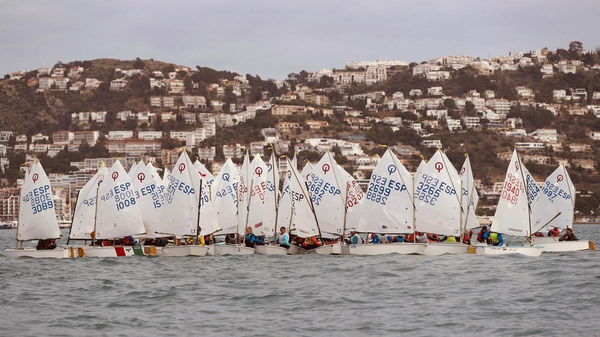 Els regatistes durant una de le sproves del campionat a Roses.