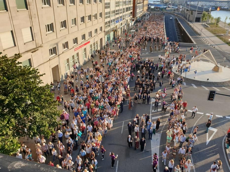 Miles de personas acompañan a la figura del Cristo de la Sal por el centro de la ciudad