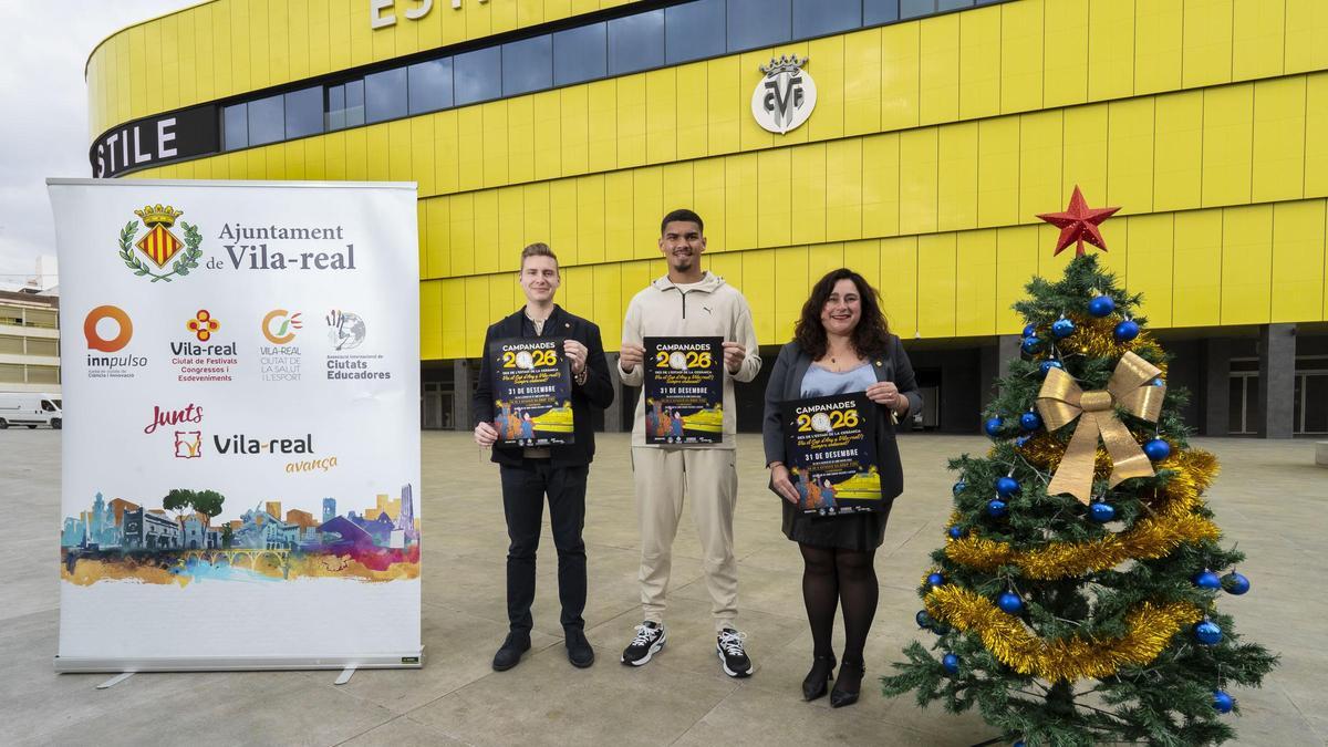 Los concejales López y Caravaca, junto al portero del Villarreal CF, Luiz Junior, con el cartel anunciador.