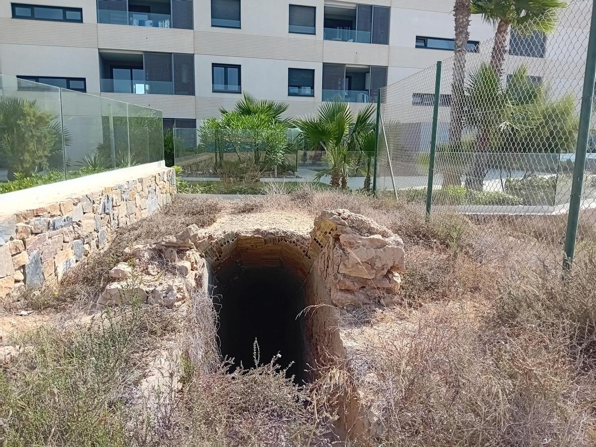 Así están los restos del cuartel de carabineros del siglo XIX y el refugio antiaéreo de la Guerra Civil en Punta Prima
