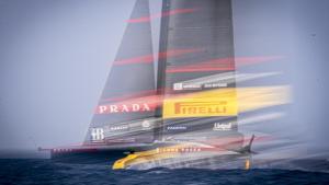 El AC75 de Luna Rossa Prada Pirelli el primer día de la regata preliminar de Barcelona.