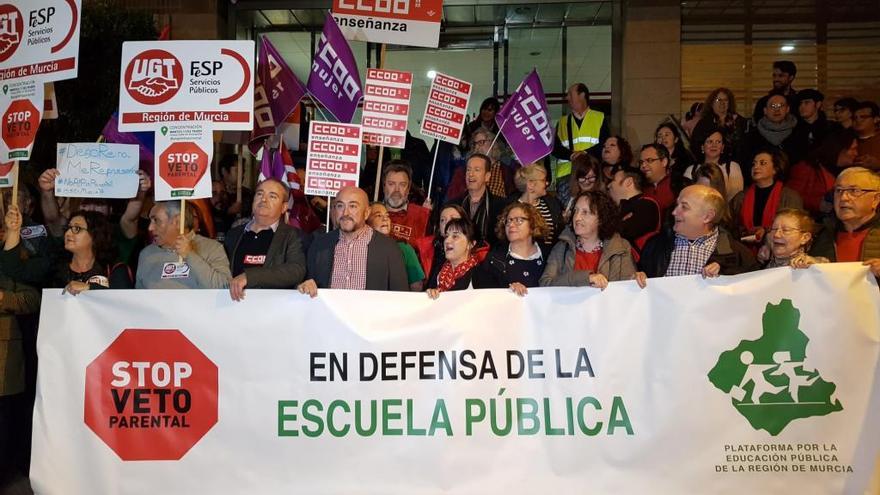 La concentración contra el pin parental se ha celebrado a las puertas de la Consejería de Educación y Cultura.