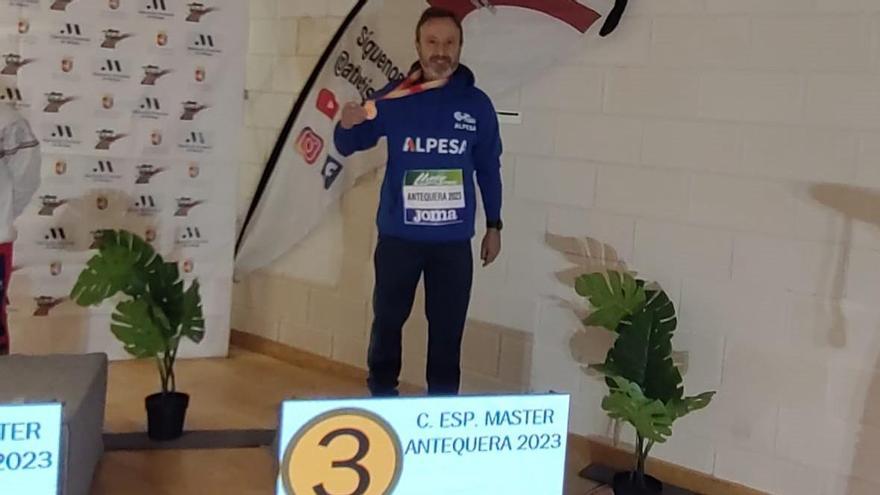 El atleta Juan Cristóbal Díaz en el podio nacional máster