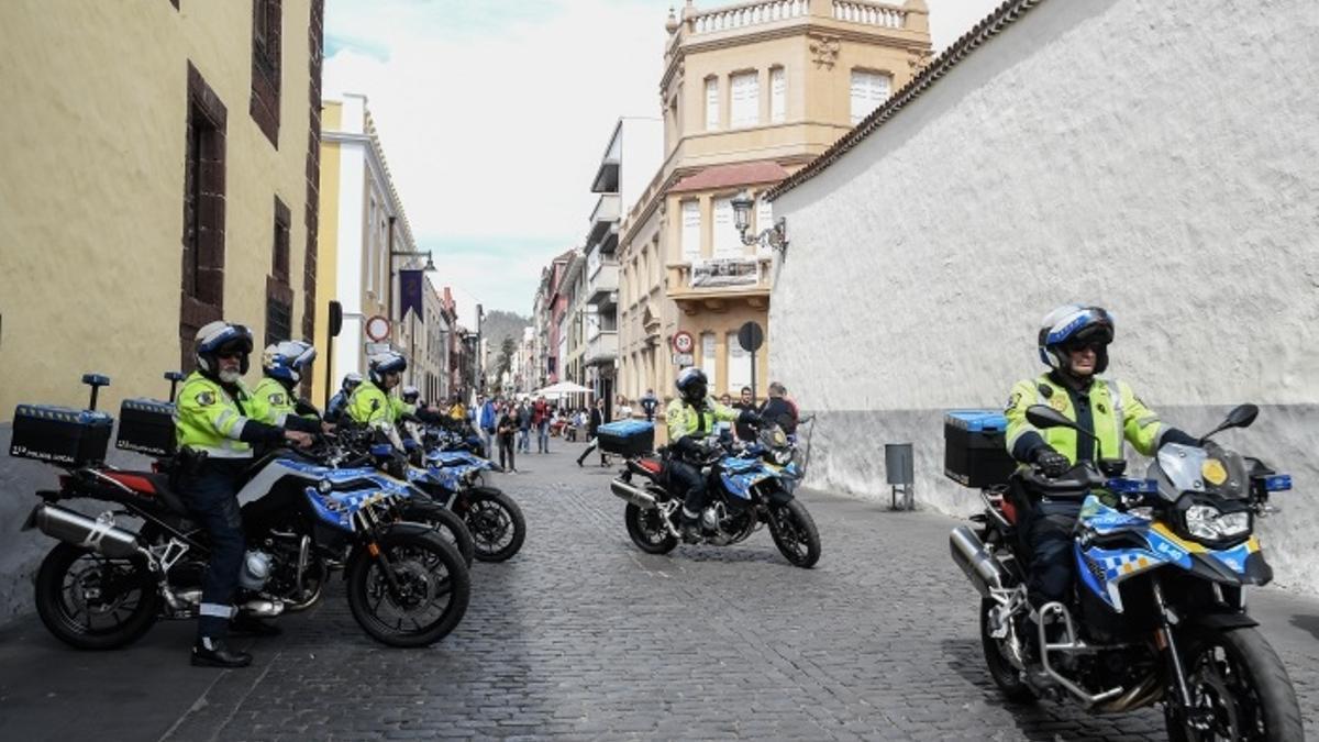 Unos funcionarios de la Policía Local, en el exterior del Ayuntamiento.