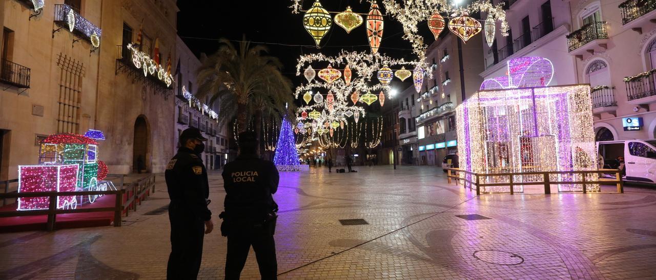 Cierre de la Plaça de Baix en la nochevieja de 2020 para evitar aglomeraciones junto a las puertas del Ayuntamiento