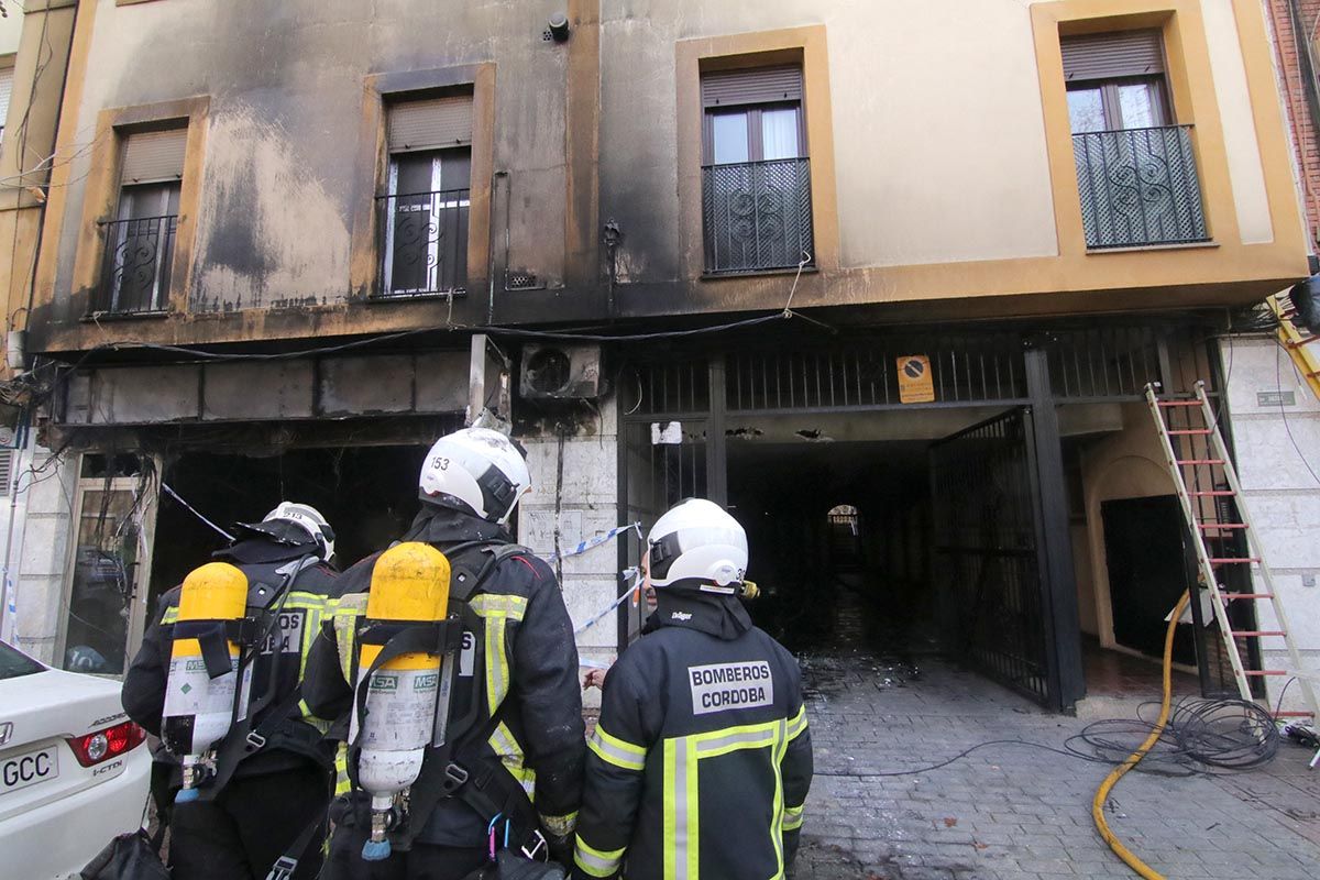 Un incendio calcina una tienda de colchones en Santa Rosa