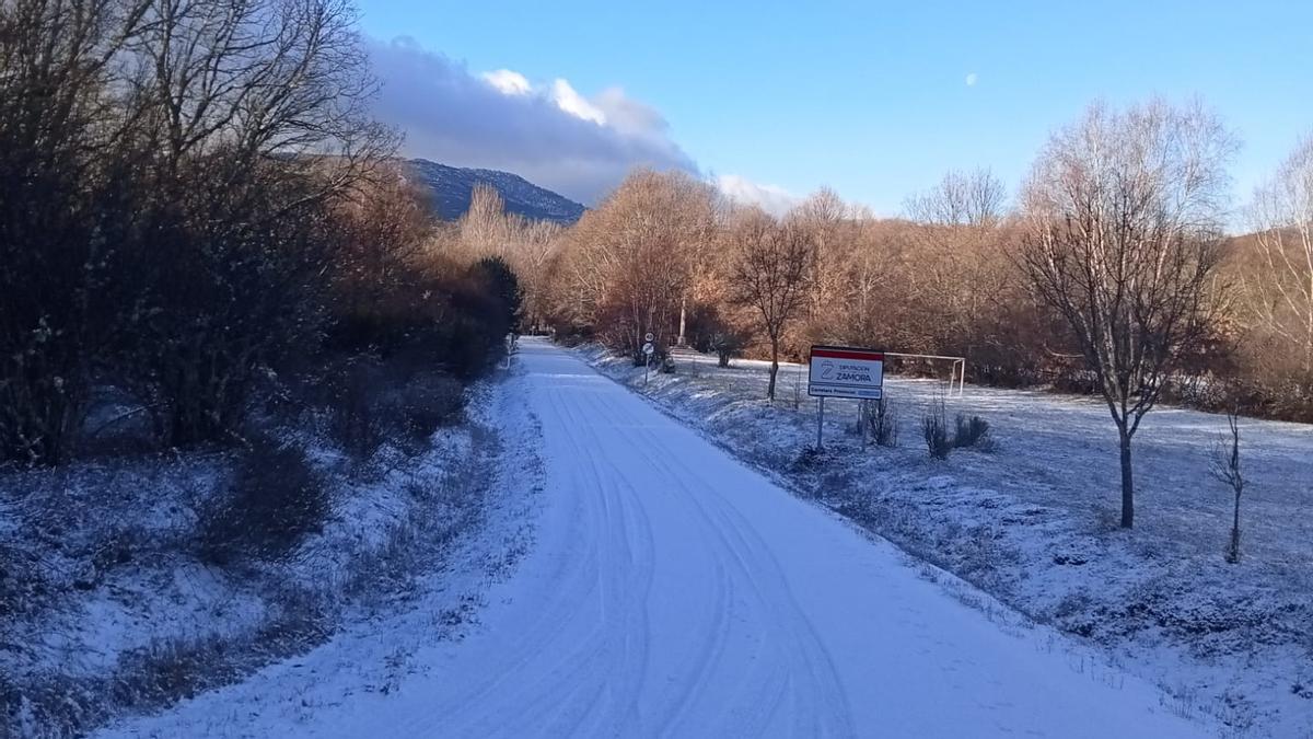 La ZA-L-2607, en Sanabria, cubierta de nieve tras el paso de 'Francis'