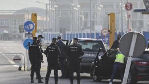 Agentes de la Policía Nacional en la puerta de las antiguas instalaciones de Alu Ibérica, en San Balandrán. | Ricardo Solís 
