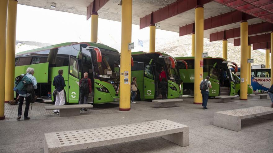 Pasajeros esperando en la estación de guaguas de La Gomera.