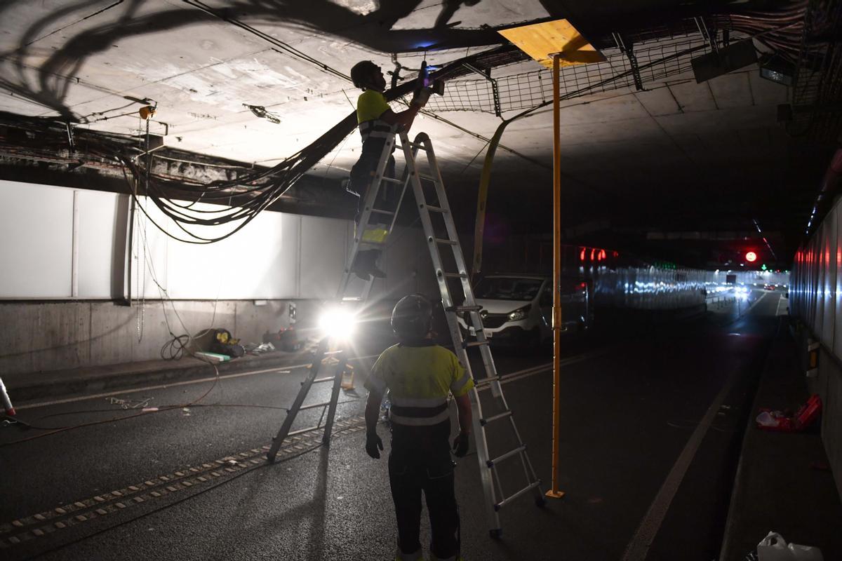 El túnel de la Marina, cortado mientras operarios reparan los daños causados por un autobús que quedó atascado.