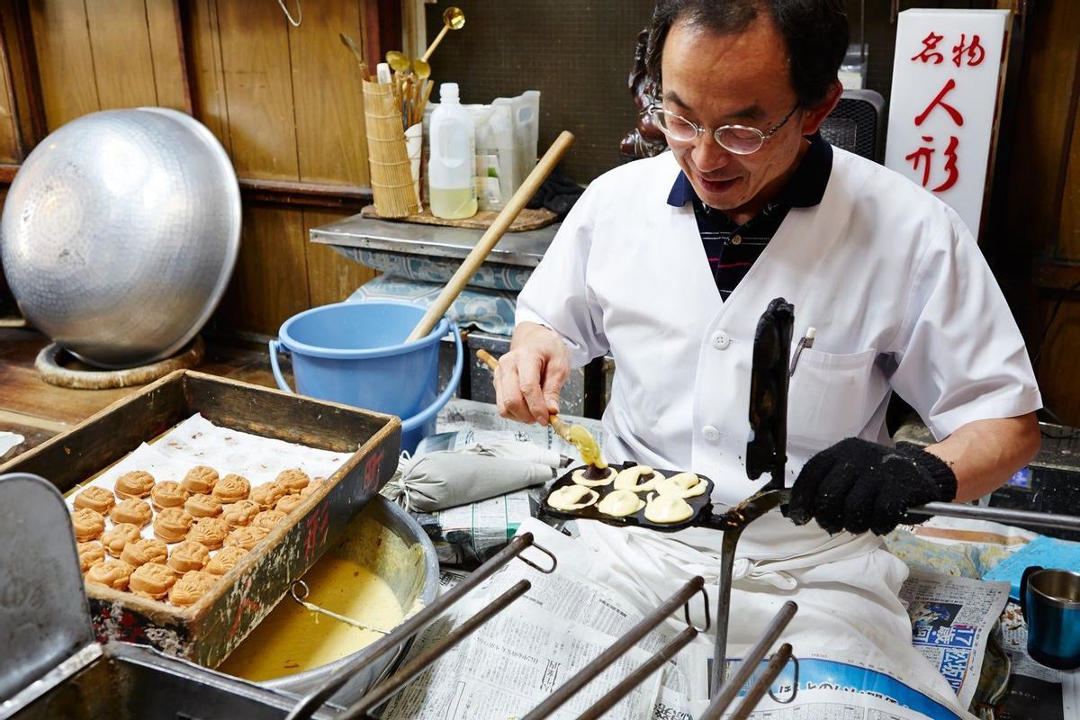 Cocinero preparando Ningyo-yaki