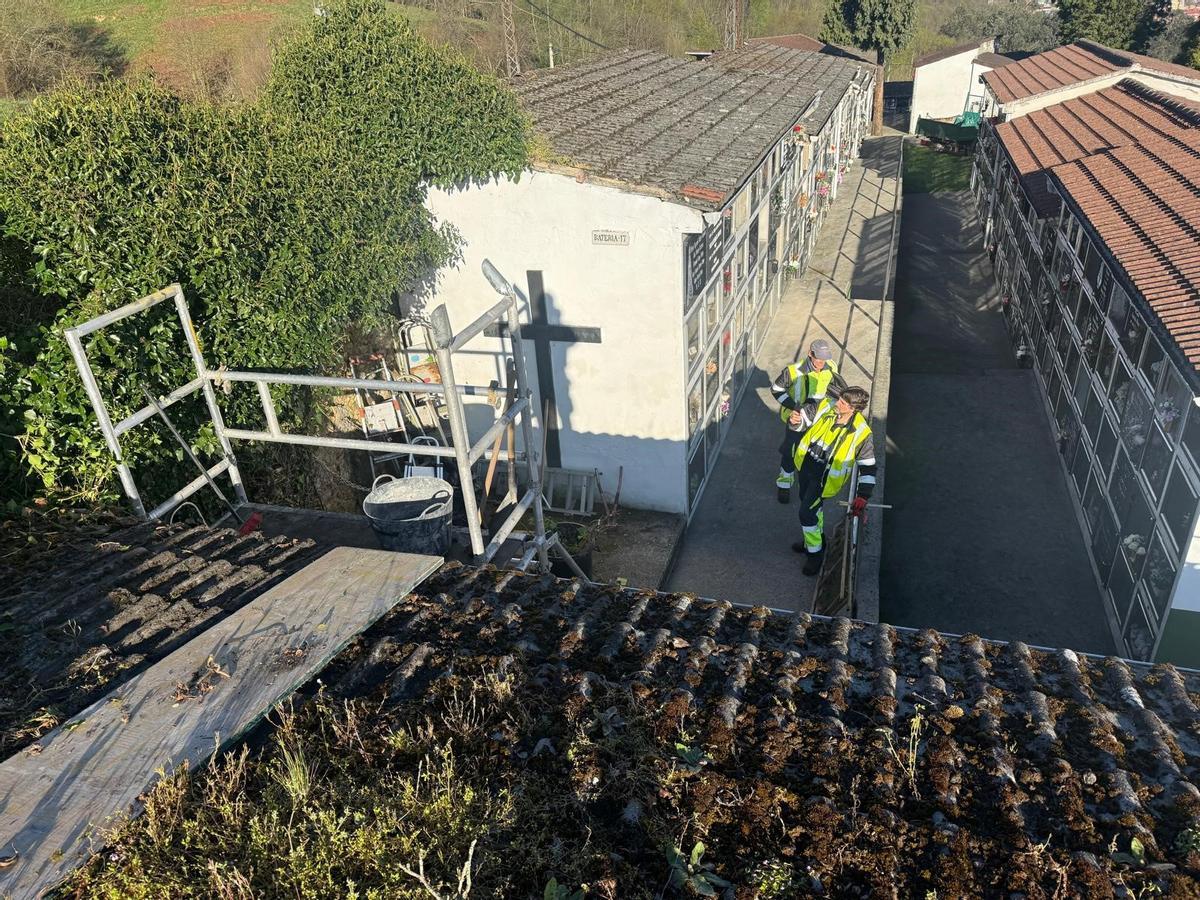 Operarios en el cementerio de Ciaño.