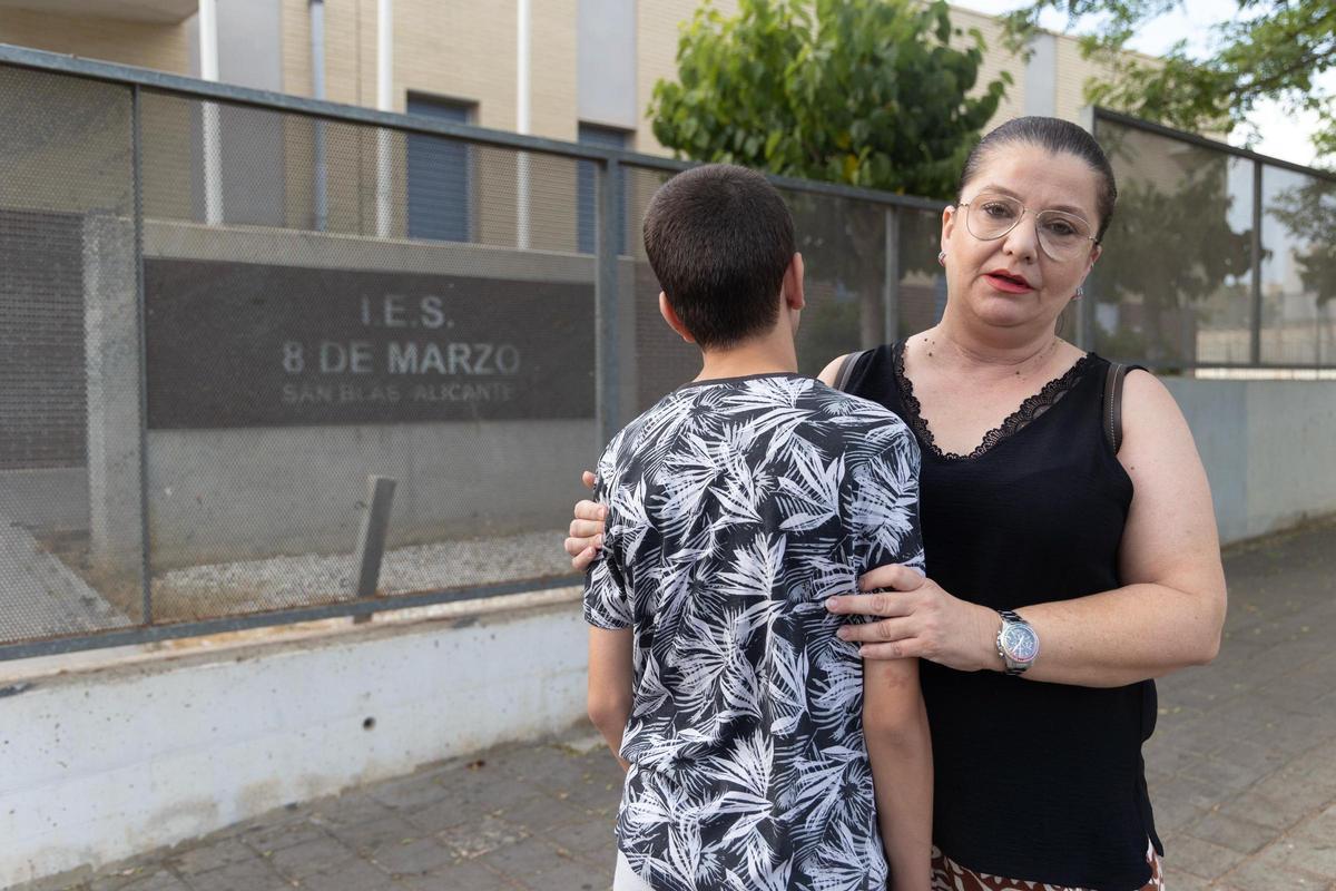 Otra imagen de Rosa María Rodríguez con su hijo