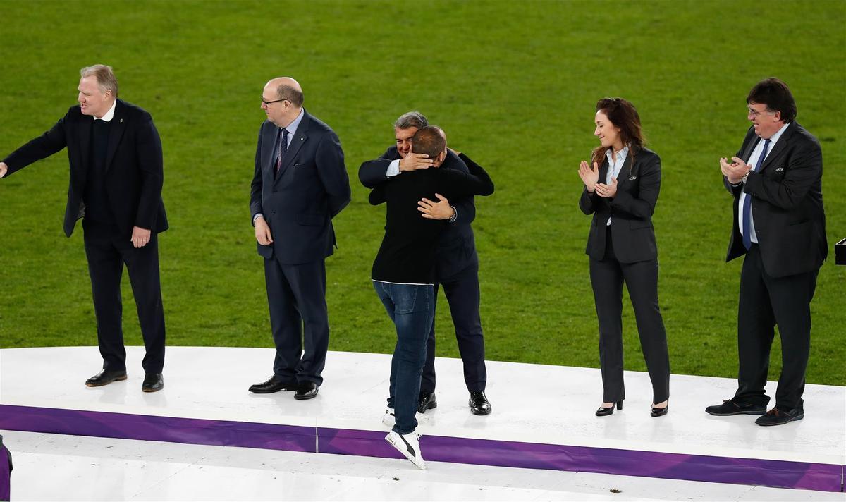 Laporta y Lluís Cortés abrazándose