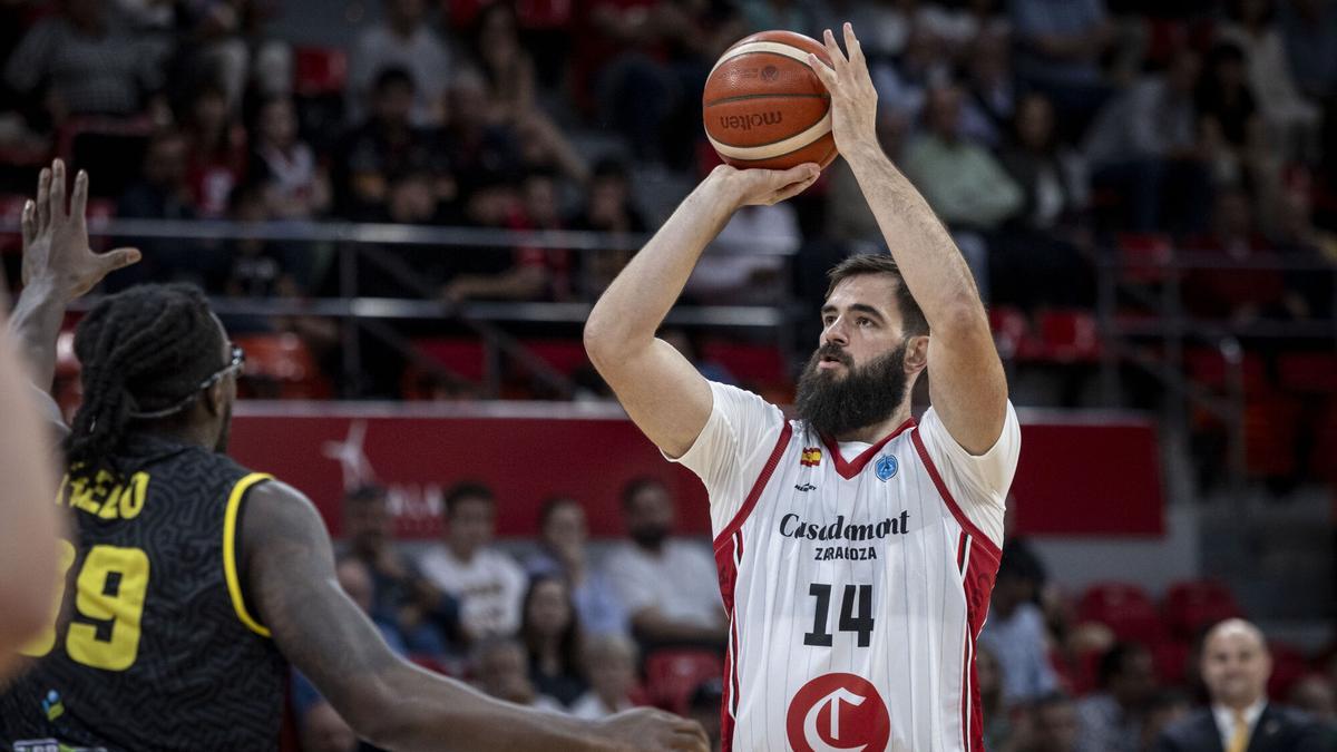 Bojan Dubljevic lanza de lejos durante el partido ante el Falco.