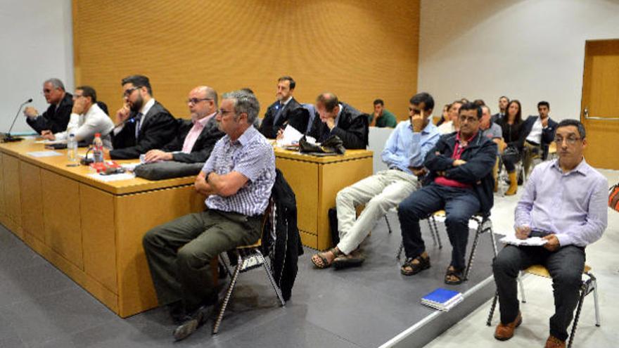 Guardias Civiles y abogados siguen el juicio celebrado en la Audiencia de Las Palmas.