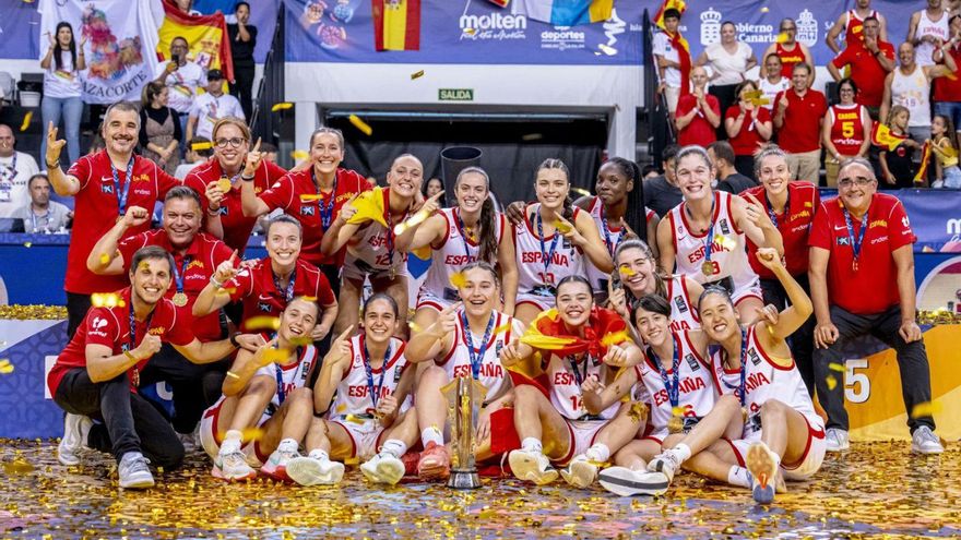 Jugadoras y técnicos de España celebran el oro logrado ayer en La Palma.
