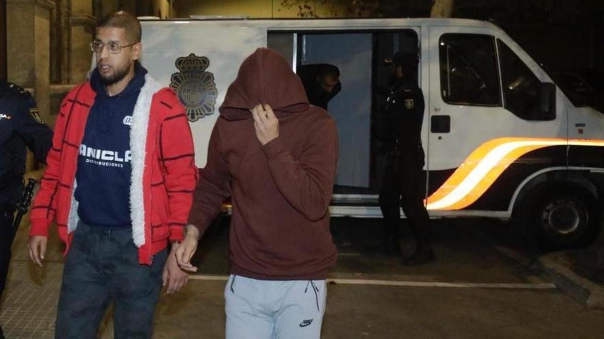 Dos de los migrantes detenidos por el avión patera del aeropuerto de Palma llegando al juzgado.