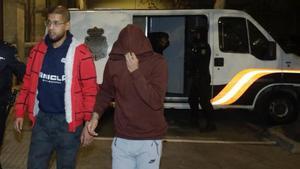 Dos de los migrantes detenidos por el avión patera del aeropuerto de Palma llegando al juzgado.