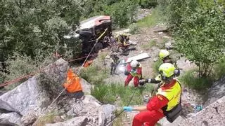 Set menors ferits en precipitar-se un bus per un terraplè des de deu metres d'altura als Pirineus