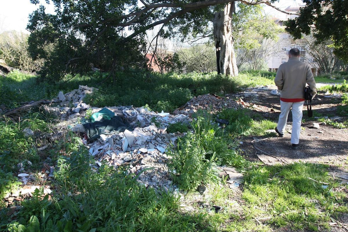 El antiguo jardín de El Cónsul se ha convertido en una escombrera.