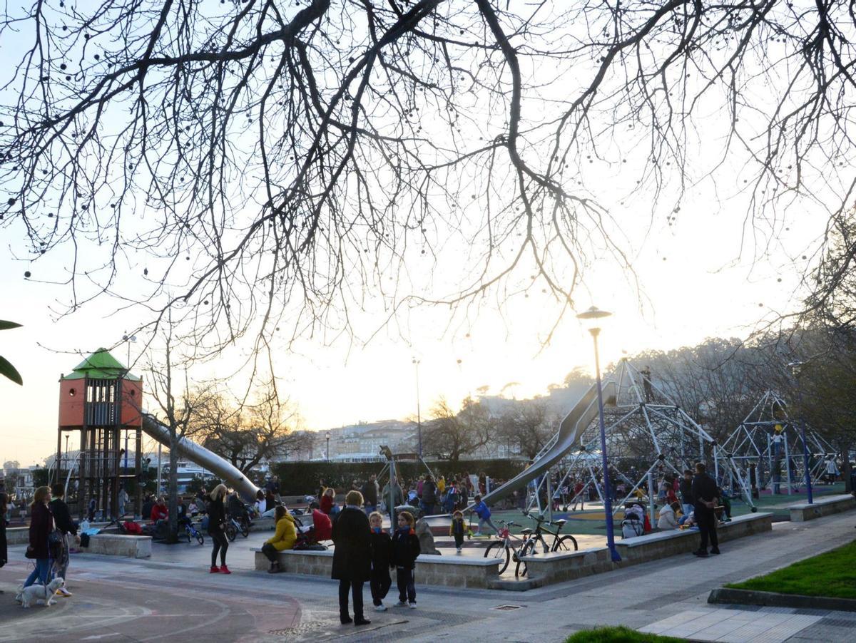 Niños y familias, ayer, jugando en el parque infantil de los Xardíns do Señal en Cangas.   | // GONZALO NÚÑEZ