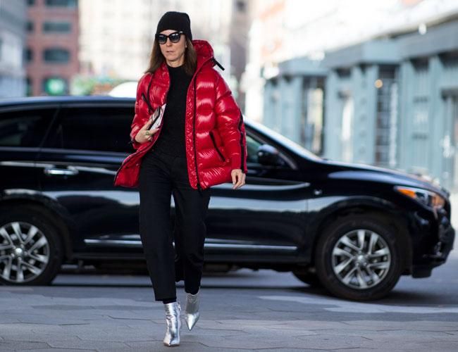 Street style Nueva York, plumas rojo técnico