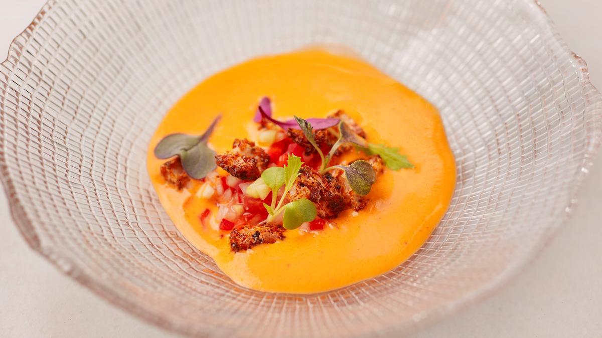 Gazpacho de fresas con langostinos del restaurante Veraz (Barcelona)