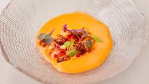 Gazpacho de fresas con langostinos de Veraz (Barcelona).