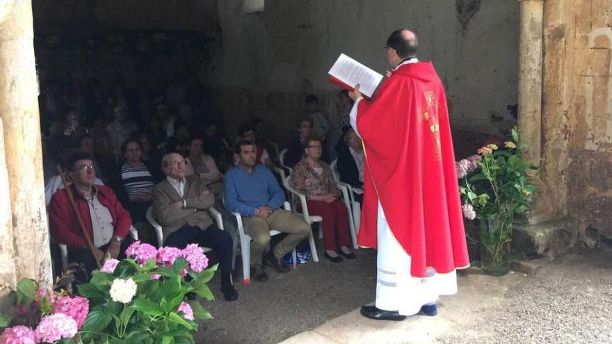 José Antonio Alonso, oficiando la misa en la iglesia de San Pedro de Con ayer.