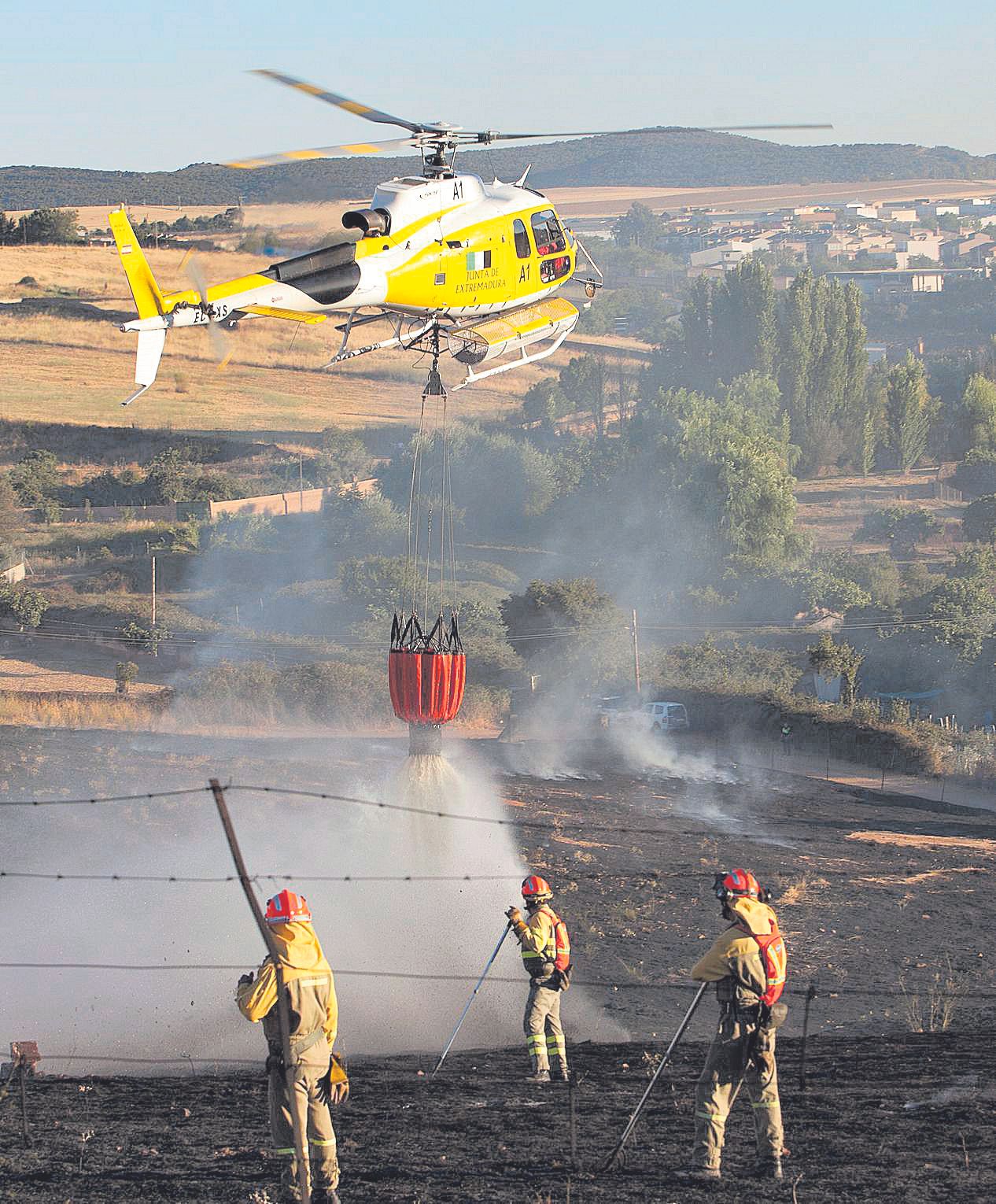 Actuación del Infoex en un incendio en Cáceres junto a la Ronda Norte, en el 2017.