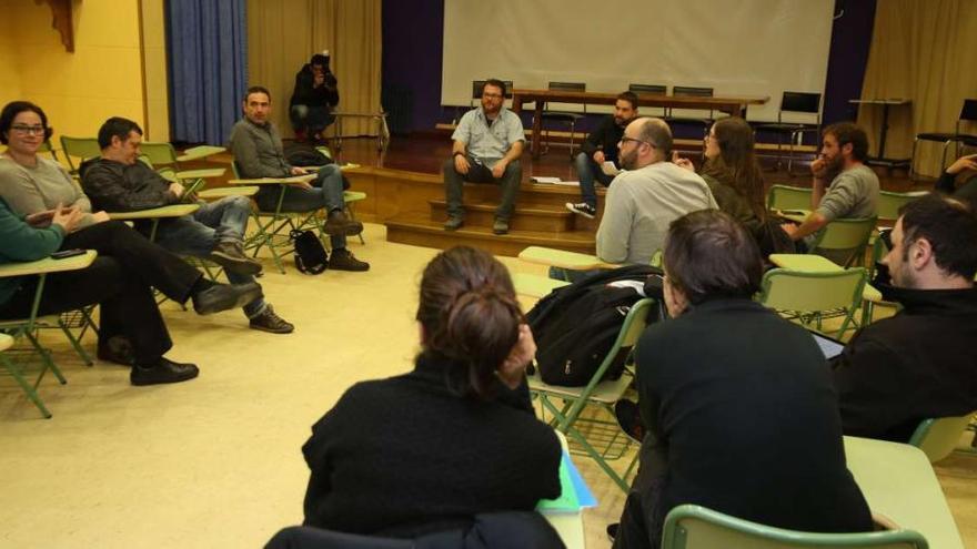 Un instante de la asamblea constituyente del cineclub DZINE de Lalín, anoche, en el salón de actos del IES Pintor Laxeiro.  // Bernabé/Gutier