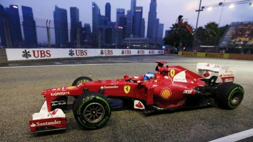 Alonso rueda con su Ferrari en el circuito urbano de Marina Bay, sede del Gran Premio de Singapur. / p. sánchez