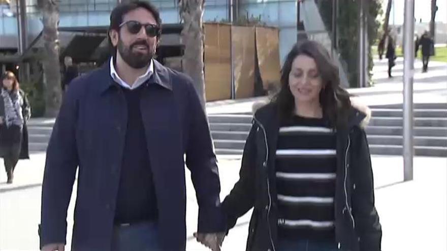 Arrimadas pasea por la Barceloneta en la jornada de reflexión