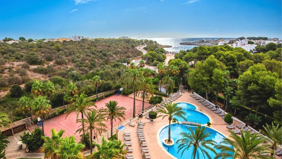 Blick auf die Pools des Clubs Cala Marsal in Portocolom.