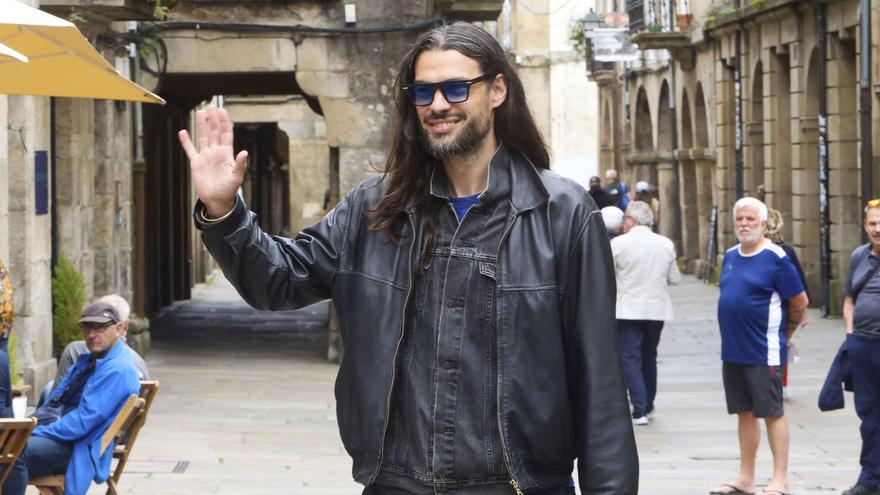Oliver Laxe, paseando este lunes por las calles de Santiago de Compostela