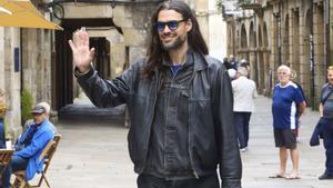 El cineasta Oliver Laxe pasea este lunes por las calles de Santiago.