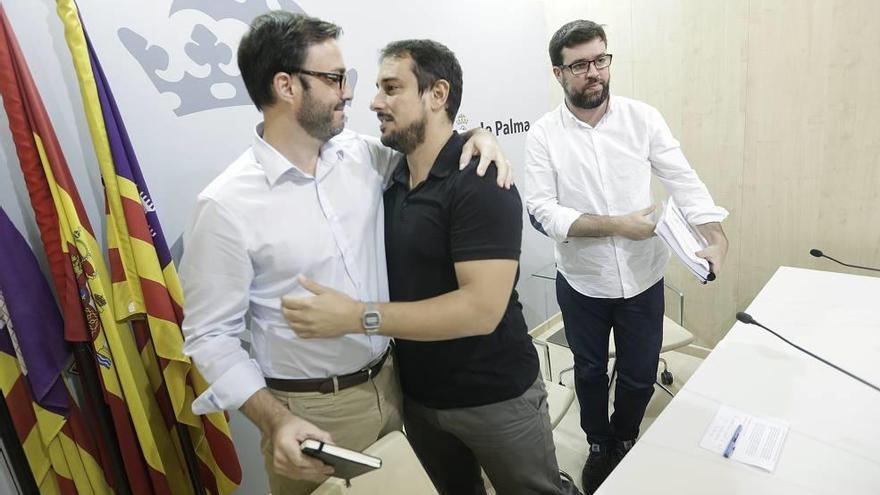 El alcalde José Hila abraza a Miquel Comas tras su renuncia en presencia de Antoni Noguera.