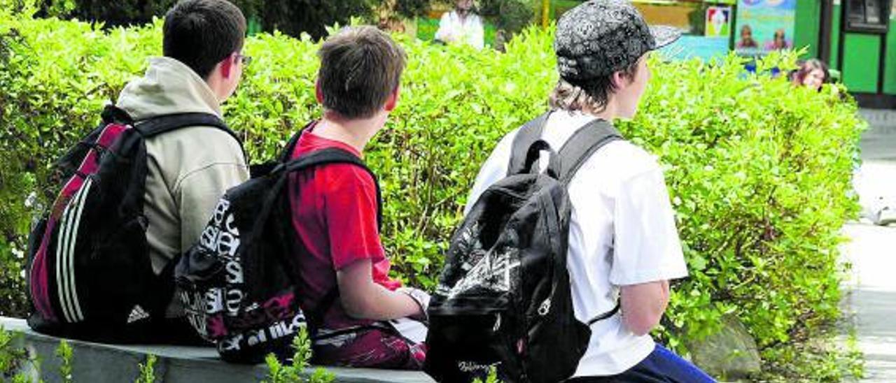 Los adolescenten también deben convivir con las medidas sanitarias en el colegio. | LEVANTE-EMV