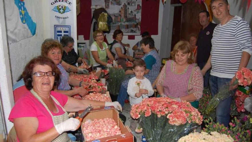 Últimos preparativos para las alfombras del Corpus  |  Decenas de voluntarios, la mayoría residentes en el casco viejo, trabajan desde hace días todas las tardes en la preparación del material -en la imagen, el local de la calle Reveriano Soutullo- con el que elaborarán los tapices florales del Corpus. Unas labores que unen a mayores y niños con el objetivo de mantener viva la tradición.