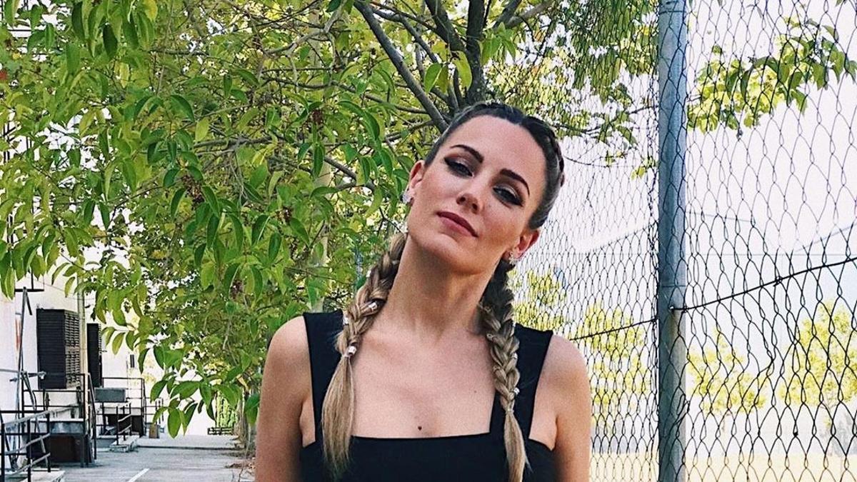 Edurne con top negro y jogger blanco