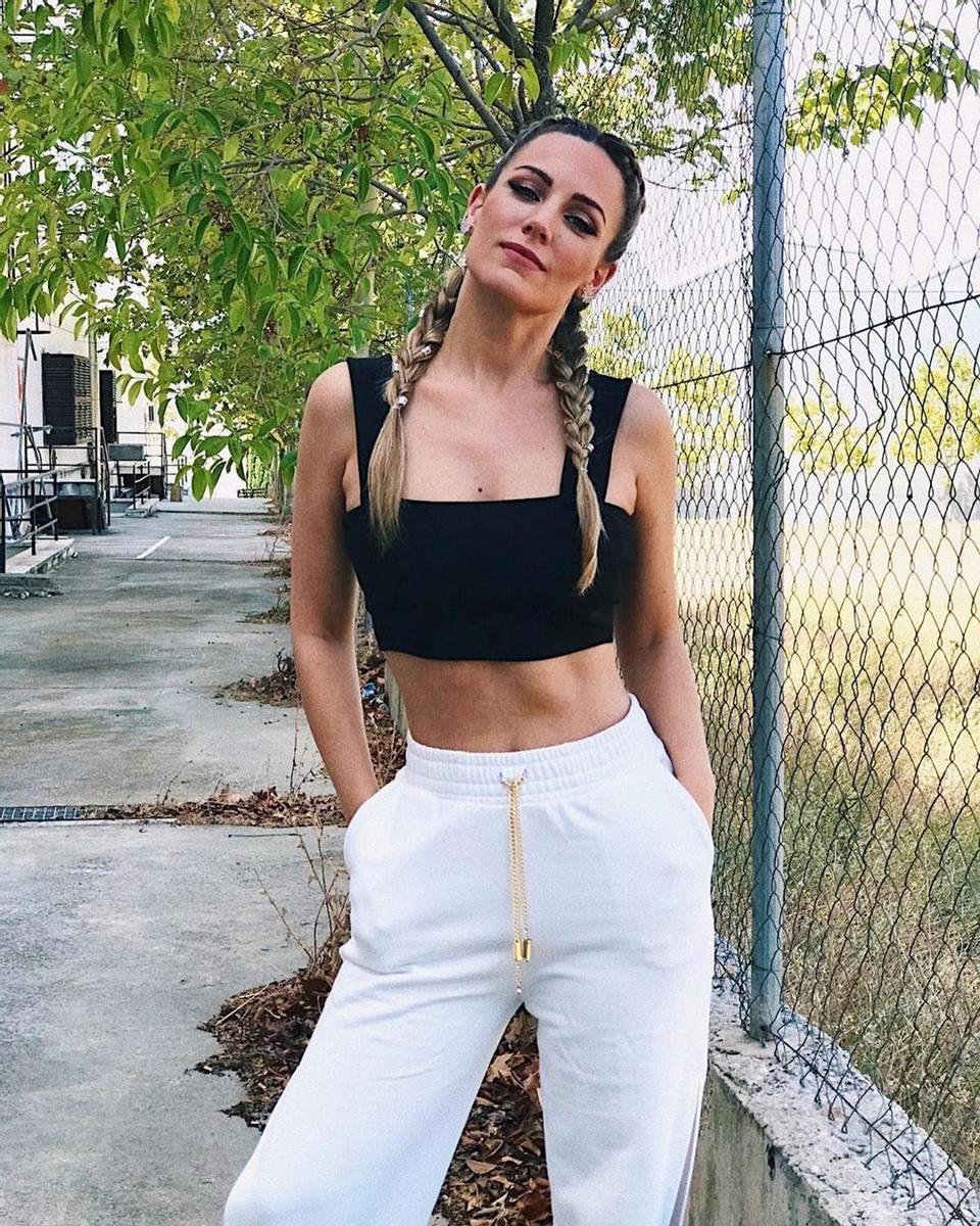 Edurne con top negro y jogger blanco