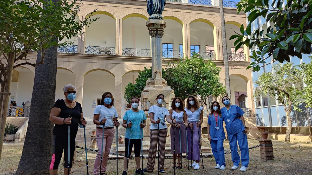 Participantes en el programa de marcha nórdica en el Hospital Civil de Málaga, actividad incluida en el programa desarrollado por el Regional dirigido a mujeres que sufren linfedema secundario tras haber padecido cáncer de mama
