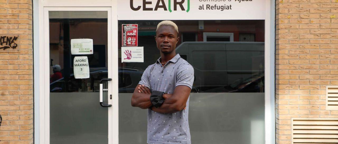 Salif Conte frente a la sede de la Comisión Española de Ayuda al Refugiado (CEAR) en València.