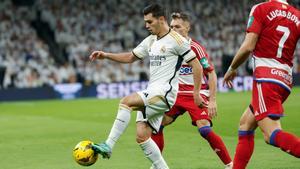 El centrocampista del Real Madrid Brahim Díaz controla un balón durante partido ante el Granada