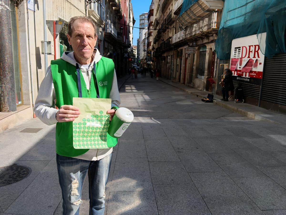 Francisco Cuquejo, voluntario de AECC Ourense, con la hucha solidaria